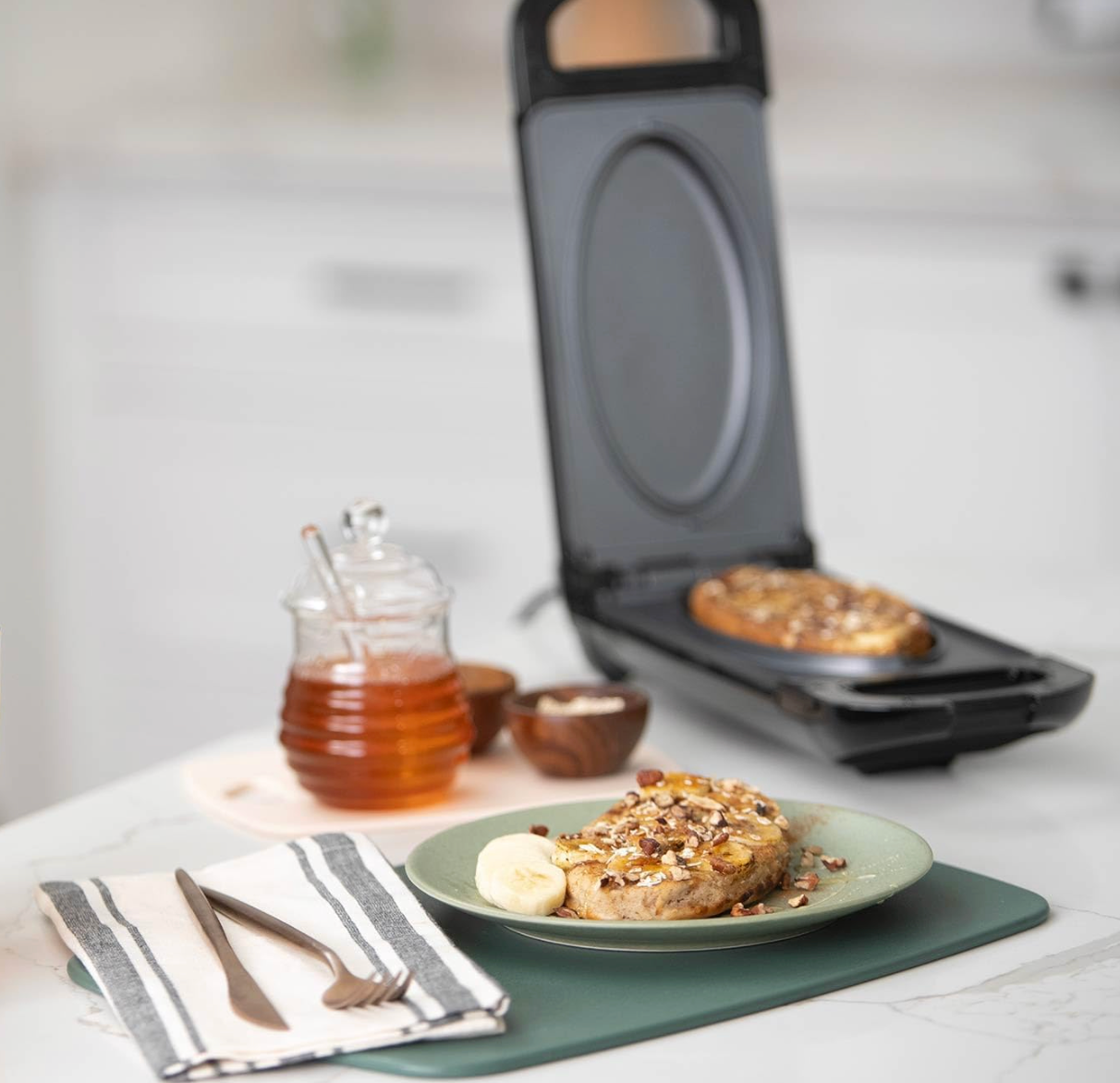 5-Minute Non-Stick Multi Cooker – 700W Compact Grill for Steaks, Omelettes, Toasties, Pizzas, and Desserts
